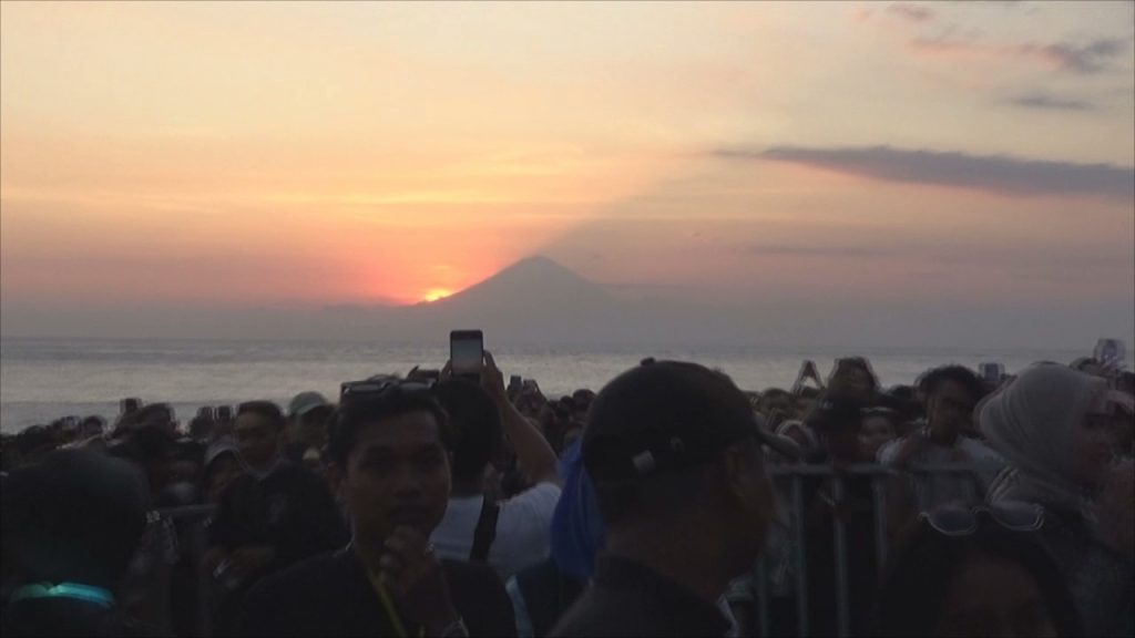 sunset gunung agung di pantai kerandangan